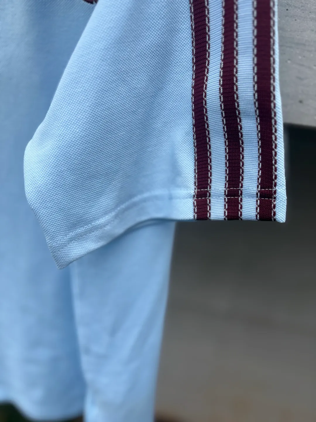 𝟬𝟱𝟬𝟰𝟯# Exclusive real shot/difference between various stolen pictures and online picture versions on the market [𝗔𝗗𝗜𝗗𝗔𝗦 Adidas Clover Classic Raglan Round Neck Couple Style Short Sleeves]👭Who knows! I was very impressed by these two pieces from Adidas ✨Classic raglan sleeves + three stripes on the side, directly welding the 𝟵𝟬𝘀American Retro on the body. ✅Full set of 1:1 customized accessories ➕Customized three-label ➕𝗬𝘂𝗮𝗻 version hang tag ➕𝗹𝗼𝗴𝗼 packaging bag 🔥 ➕Scan the QR code of the tag to enter the official website. ✅The top Original version, ins Xiaohongshu, Kuaishou, and many bloggers wear it. ▫️[Comfortable fabric] Selected pique fabric, skin-friendly and breathable, the upper body is soft and not sweaty, and there is no burden for daily wear ▫️[Versatile is not optional] Light Blue/Khaki are available in two colors. The raglan sleeves hide the flesh and make you look slimmer. You don’t have to choose your body shape or the outfit. It looks good when worn alone. It’s a couple style with eyes closed. ▫️[Full of details] Neat routing, fine workmanship, and clover-leaf prairie texture. It can be worn for daily commuting, going out on the street, and doing sports. ✅The soft and glutinous front-shoulder version hides the flesh to make you look slimmer without picking up your figure. The small label on the chest is low-key and textured/super feeling. I really want every piece𝗮𝗹𝗹𝗶𝗻! Size: 𝗦～𝗫𝗫𝗟 Color: Light Blue
